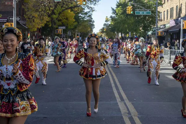 2024 Queens Bolivya Geçidi. 20 Ekim 2024, New York, ABD: Renkli kostümler içindeki katılımcılar Queens Bolivya Geçit Töreni sırasında 20 Ekim 2024 'te New York City' de gösteri yaptılar (M10 'lar / Thenews2)