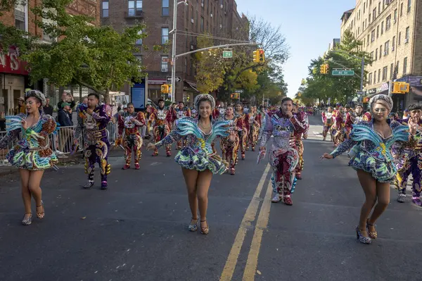 2024 Queens Bolivya Geçidi. 20 Ekim 2024, New York, ABD: Renkli kostümler içindeki katılımcılar Queens Bolivya Geçit Töreni sırasında 20 Ekim 2024 'te New York City' de gösteri yaptılar (M10 'lar / Thenews2)