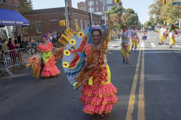 2024 Queens Bolivya Geçidi. 20 Ekim 2024, New York, ABD: Renkli kostümler içindeki katılımcılar Queens Bolivya Geçit Töreni sırasında 20 Ekim 2024 'te New York City' de gösteri yaptılar (M10 'lar / Thenews2)