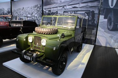 New York, ABD, 20 Ekim 2024-MAJESTY Kraliçesi ELIZABETH II sergisi Rockefeller Center 'da. JAGUAR LAND Rover Ltd 'ye (JLR) göre Land Rover, kraliyet ailesi ile uzun süreli bir ortaklıktan hoşlanmıştır. (Victor m matos / the new ws2)