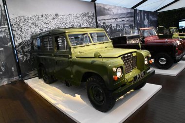 New York, ABD, 20 Ekim 2024-MAJESTY Kraliçesi ELIZABETH II sergisi Rockefeller Center 'da. JAGUAR LAND Rover Ltd 'ye (JLR) göre Land Rover, kraliyet ailesi ile uzun süreli bir ortaklıktan hoşlanmıştır. (Victor m matos / the new ws2)