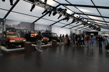 New York, ABD, 20 Ekim 2024-MAJESTY Kraliçesi ELIZABETH II sergisi Rockefeller Center 'da. JAGUAR LAND Rover Ltd 'ye (JLR) göre Land Rover, kraliyet ailesi ile uzun süreli bir ortaklıktan hoşlanmıştır. (Victor m matos / the new ws2)