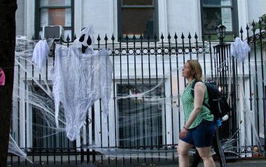 New York 'ta Cadılar Bayramı Binaları Dekorasyonu. 21 Ekim 2024, New York, ABD: Biz etkinliğin gününe yaklaştıkça, Manhattan, New York 'taki bazı evler bina cephelerini Cadılar Bayramı fantezileriyle süslemeye başladı (niyi fote / theenews2)