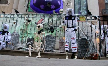 New York 'ta Cadılar Bayramı Binaları Dekorasyonu. 21 Ekim 2024, New York, ABD: Biz etkinliğin gününe yaklaştıkça, Manhattan, New York 'taki bazı evler bina cephelerini Cadılar Bayramı fantezileriyle süslemeye başladı (niyi fote / theenews2)