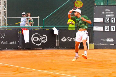 CURITIBA (PR) Brazil 10 / 22 / 2024 - Graciosa Country Club kortlarında oynanan ilk tur maçında tenis oyuncusu Mateus Alves (edson de souza / theenews2)