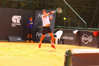 CURITIBA (PR) Brazil 10 / 22 / 2024 - Graciosa Country Club kortlarında oynanan ilk tur maçında tenis oyuncusu Mateus Alves (edson de souza / theenews2)