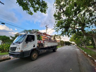COTIA (SP), 10 / 22 / 2014 - Ulusal Elektrik Enerji Ajansı (Aneel) en çok etkilenenlerden biri olan Cotia bölgesi Jardim da Gloria 'nın elektriğini geri getirmeye çalışıyor. Kamyonlar bakım için olay yerinde. (Leco Viana / Newws2)