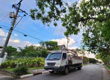 COTIA (SP), 10 / 22 / 2014 - Ulusal Elektrik Enerji Ajansı (Aneel) en çok etkilenenlerden biri olan Cotia bölgesi Jardim da Gloria 'nın elektriğini geri getirmeye çalışıyor. Kamyonlar bakım için olay yerinde. (Leco Viana / Newws2)