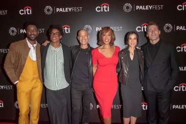 22 Ekim 2024 - New York, ABD: (L-R) Nate Burleson, Yapımcı Shawna Thomas, Vladimir Duthiers, Gayle King, Lisa Ling ve Tony Dokoupi 22 Ekim 2024 tarihinde Paley Müzesi 'nde yapılan 