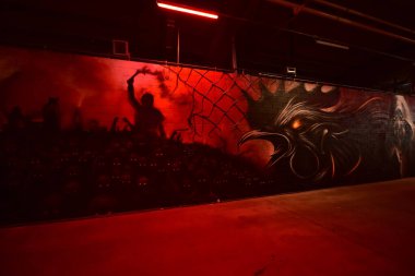 BELO HORIZONTE (MG), 10/22/2024- COPA LIBERTADORES/ ATLETICO-BRA/RIVER PLATE-ARG - Graffiti made in the tunnel where the River Plate team will disembark at the MRV arena before the match between Atletico and River Plate (paulo ti / thenews2)  clipart