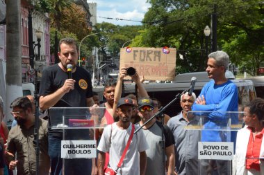 SAO PAULO (SP), Brezilya 10 / 22 / 2024 - Sao Paulo Belediye Başkanı adayı Guilherme Boulos (PSOL), 22 Salı günü Sao Paulo kentinin Tarih Merkezi 'nde seçmenlerle önerileri hakkında bir sokak tartışması düzenledi. (Saulo Dias / the newws2)