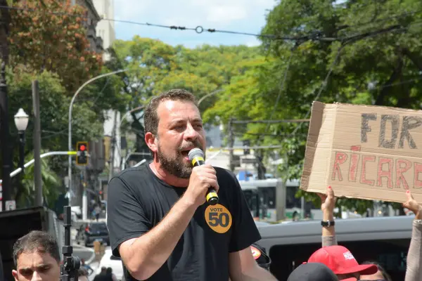 SAO PAULO (SP), Brezilya 10 / 22 / 2024 - Sao Paulo Belediye Başkanı adayı Guilherme Boulos (PSOL), 22 Salı günü Sao Paulo kentinin Tarih Merkezi 'nde seçmenlerle önerileri hakkında bir sokak tartışması düzenledi. (Saulo Dias / the newws2)