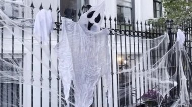 21 Ekim 2024, New York, ABD: Halkın gözü ve merakı üzerine Cadılar Bayramı 'na yaklaştıkça, Manhattan, New York' taki bazı evler binalarının cephelerini Cadılar Bayramı fantezileriyle süslemeye başladı.