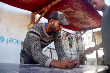 Gazze, Filistin: 24 Ekim 2024 - Muhammed Hamad 30 yaşında Filistinli, kamu elektriği, güneş enerjisi ve batarya alanında çalışıyor. (Hashem Zimmo / Yeniler 2)