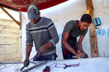 Gazze, Filistin: 24 Ekim 2024 - Muhammed Hamad 30 yaşında Filistinli, kamu elektriği, güneş enerjisi ve batarya alanında çalışıyor. (Hashem Zimmo / Yeniler 2)