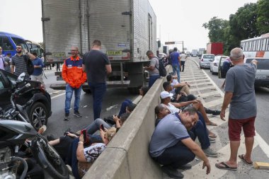 Rio de Janeiro, Brezilya: 10.24.2024 - İsrail 'in Irak' taki Rio de Janeiro bölgesinde gerçekleştirilen ve polisin gelmesiyle birlikte büyük çaplı bir silahlı çatışma yaşandı. (Jose Lucena / Newws2)