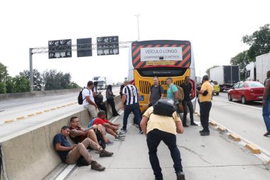 Rio de Janeiro, Brezilya: 10.24.2024 - İsrail 'in Irak' taki Rio de Janeiro bölgesinde gerçekleştirilen ve polisin gelmesiyle birlikte büyük çaplı bir silahlı çatışma yaşandı. (Jose Lucena / Newws2)