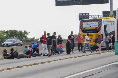 Rio de Janeiro, Brezilya: 10.24.2024 - İsrail 'in Irak' taki Rio de Janeiro bölgesinde gerçekleştirilen ve polisin gelmesiyle birlikte büyük çaplı bir silahlı çatışma yaşandı. (Jose Lucena / Newws2)