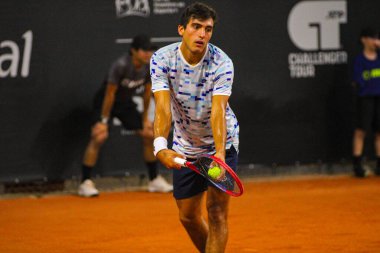 Curitiba (Pr), Brezilya 10 / 25 / 2024 çok tartışmalı bir maçta, Brezilyalı felipe meligeni Roma Andres Burruchaga 'yı (arg) Graciosa golf kulübü sahasında 6 / 0 4 / 6 / 1 ile yendi (edson de souza / thenews2)