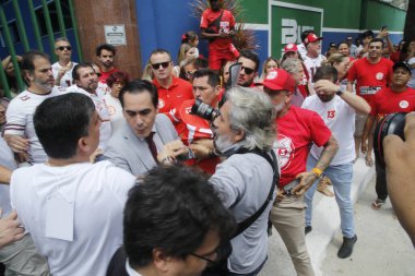 Fortaleza (ce) Brezilya 10 / 27 / 2024 sandık merkezinde eğitim bakanı Camilo Santana ve eyalet valisi Elmano de Freitas ile birlikte sandık merkezine gelen aday Evandro leitao (pt) için kargaşa