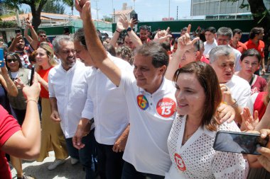 Fortaleza (ce) Brazil 10 / 27 / 2024 aday Evandro leitao (pt), eğitim bakanı Camilo Santana ve eyalet valisi elmano de freitas ile birlikte farias brito kolejine (lc moreira / thenews2) geldi.)