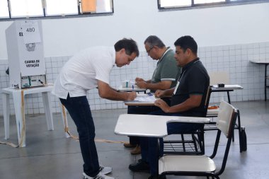 Fortaleza (ce) Brazil 10 / 27 / 2024 aday Evandro leitao (pt), eğitim bakanı Camilo Santana ve eyalet valisi elmano de freitas ile birlikte farias brito kolejine (lc moreira / thenews2) geldi.)