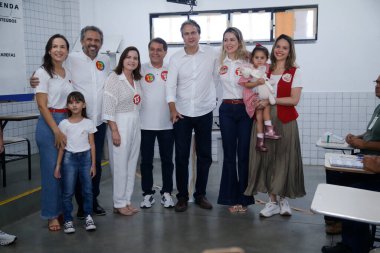 Fortaleza (ce) Brazil 10 / 27 / 2024 aday Evandro leitao (pt), eğitim bakanı Camilo Santana ve eyalet valisi elmano de freitas ile birlikte farias brito kolejine (lc moreira / thenews2) geldi.)
