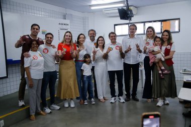 Fortaleza (ce) Brazil 10 / 27 / 2024 aday Evandro leitao (pt), eğitim bakanı Camilo Santana ve eyalet valisi elmano de freitas ile birlikte farias brito kolejine (lc moreira / thenews2) geldi.)