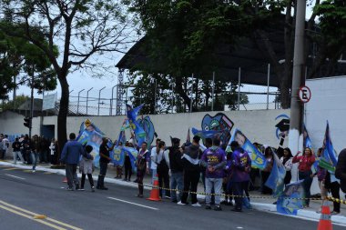 Sao Paulo (sp), 10 / 27 / 2024 - E.E. önünde bir grup seçmen temsilcisi 