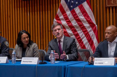 New York, ABD: 26 Ekim 2024 - Belediye Başkanı Adams ve NYPD yöneticileri eski başkan Trump mitingi öncesi güvenlik hazırlıkları hakkında brifing verdiler. Belediye Başkan Yardımcısı Chauncey Parker konuşuyor. (m10 'lar / Newws2)  