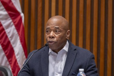 New York, ABD: 26 Ekim 2024 - Belediye Başkanı Adams ve NYPD yöneticileri eski başkan Trump mitingi öncesi güvenlik hazırlıkları hakkında brifing verdiler. Belediye Başkanı Eric Adams konuşuyor. (m10 'lar / Newws2) 