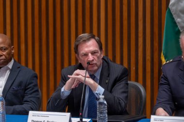 New York, ABD: 26 Ekim 2024 - Belediye Başkanı Adams ve NYPD yöneticileri eski başkan Trump mitingi öncesi güvenlik hazırlıkları hakkında brifing verdiler. Geçici NYPD Polis Komiseri Thomas Donlon konuşuyor. (m10 'lar / Newws2) 
