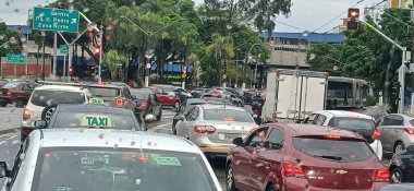 Sao Paulo (sp), Brezilya 10 / 25 / 2024 - bu cuma sabahı yağmur nedeniyle trafik yoğunluğu nedeniyle merkeze doğru avenida radyal lestinde trafik hareketi (25). Ve Arthur Alvim metro istasyonu Paulo I 'in başkenti. (Oslaim Brito / the new ws2.)