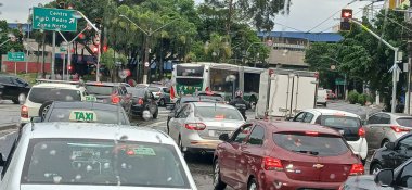 Sao Paulo (sp), Brezilya 10 / 25 / 2024 - bu cuma sabahı yağmur nedeniyle trafik yoğunluğu nedeniyle merkeze doğru avenida radyal lestinde trafik hareketi (25). Ve Arthur Alvim metro istasyonu Paulo I 'in başkenti. (Oslaim Brito / the new ws2.)