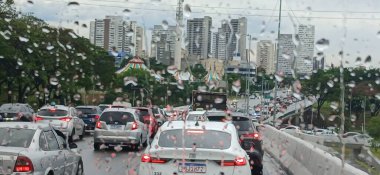 Sao Paulo (sp), Brezilya 10 / 25 / 2024 - bu cuma sabahı yağmur nedeniyle trafik yoğunluğu nedeniyle merkeze doğru avenida radyal lestinde trafik hareketi (25). Ve Arthur Alvim metro istasyonu Paulo I 'in başkenti. (Oslaim Brito / the new ws2.)