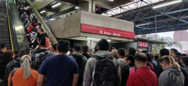 Sao Paulo (sp), Brezilya 10 / 25 / 2024 - bu cuma sabahı yağmur nedeniyle trafik yoğunluğu nedeniyle merkeze doğru avenida radyal lestinde trafik hareketi (25). Ve Arthur Alvim metro istasyonu Paulo I 'in başkenti. (Oslaim Brito / the new ws2.)