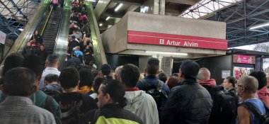 Sao Paulo (sp), Brezilya 10 / 25 / 2024 - bu cuma sabahı yağmur nedeniyle trafik yoğunluğu nedeniyle merkeze doğru avenida radyal lestinde trafik hareketi (25). Ve Arthur Alvim metro istasyonu Paulo I 'in başkenti. (Oslaim Brito / the new ws2.)
