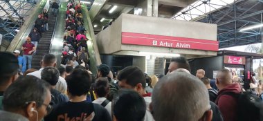 Sao Paulo (sp), Brezilya 10 / 25 / 2024 - bu cuma sabahı yağmur nedeniyle trafik yoğunluğu nedeniyle merkeze doğru avenida radyal lestinde trafik hareketi (25). Ve Arthur Alvim metro istasyonu Paulo I 'in başkenti. (Oslaim Brito / the new ws2.)