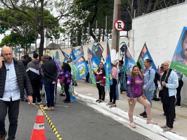 Sao Paulo (sp), Brezilya 10 / 27 / 2024 - E.E. önünde bir grup seçmen temsilcisi 