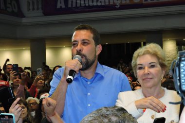 Sao Paulo, 10 / 27 / 2024 - Psol belediye başkanlığı için yenilen aday Guilherme Boulos, Marta Suplicy ile birlikte ikinci turun sonuçları açıklandıktan sonra basın açıklaması yaptı. (Leandro Chemalle / Yeniler 2) 