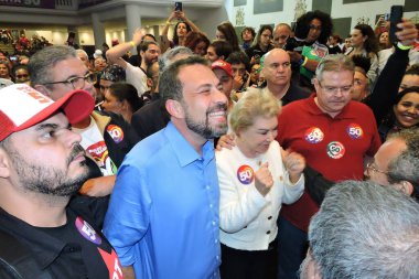 Sao Paulo, 10 / 27 / 2024 - Psol belediye başkanlığı için yenilen aday Guilherme Boulos, Marta Suplicy ile birlikte ikinci turun sonuçları açıklandıktan sonra basın açıklaması yaptı. (Leandro Chemalle / Yeniler 2) 