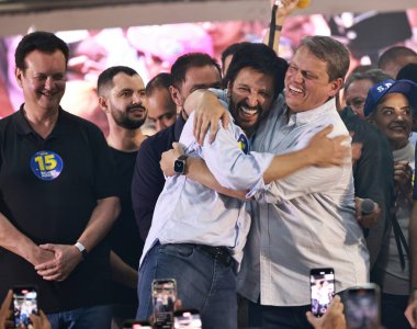 Sao Paulo (sp), Brezilya 10 / 27 / 2024 - Sao paulo tarcisio de freitas valisi eşliğinde aday ricardo rahibeleri (mdb), sao paulo paulo belediye başkanı olarak yeniden seçilmesini kutlar (Leco Viana / Thenews2).)