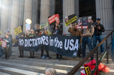 New York, ABD, 27 Ekim 2024: Koz karşıtı protestocular Başkan Donald Trump 'ın kampanya mitinginin önünde Madison Square Garden' da gösteri yaptılar. Donald Trump NYPD 'deki Madison Square Garden' da kampanya mitingi düzenliyor. (m10 'lar / Newws2)