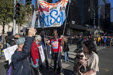 New York, ABD, 27 Ekim 2024: Koz karşıtı protestocular Başkan Donald Trump 'ın kampanya mitinginin önünde Madison Square Garden' da gösteri yaptılar. Donald Trump NYPD 'deki Madison Square Garden' da kampanya mitingi düzenliyor. (m10 'lar / Newws2)