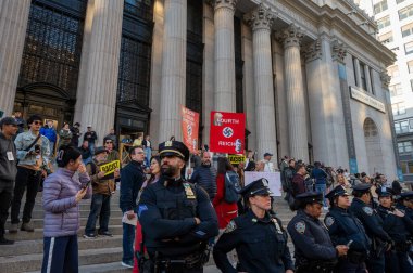 New York, ABD, 27 Ekim 2024: Koz karşıtı protestocular Başkan Donald Trump 'ın kampanya mitinginin önünde Madison Square Garden' da gösteri yaptılar. Donald Trump NYPD 'deki Madison Square Garden' da kampanya mitingi düzenliyor. (m10 'lar / Newws2)