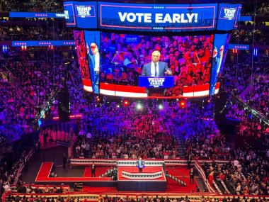 Başkan Donald J. Trump New York 'taki Madison Square Garden' da miting yapıyor. 27 Ekim 2024, New York, ABD: Manhattan 'daki Madison Square Garden (Niyi fote / theenews2)