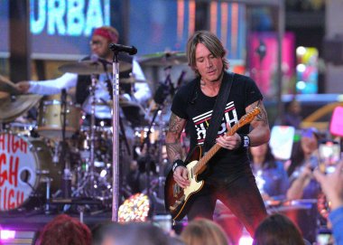 Keith Urban Rock Rock Rock 'ın bugünkü canlı performansıyla Rockefeller Plaza. 30 Ekim 2024, Rockefeller Plaza, New York, ABD (Jorge Estrellado / theenews2)