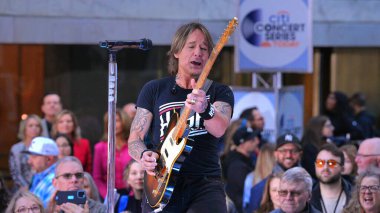Keith Urban Rock Rock Rock 'ın bugünkü canlı performansıyla Rockefeller Plaza. 30 Ekim 2024, Rockefeller Plaza, New York, ABD (Jorge Estrellado / theenews2)