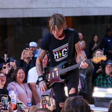 Keith Urban Rock Rock Rock 'ın bugünkü canlı performansıyla Rockefeller Plaza. 30 Ekim 2024, Rockefeller Plaza, New York, ABD (Jorge Estrellado / theenews2)