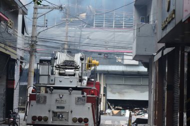 Sao Paulo (SP), Brezilya 10 / 30 / 2024 - Bölgedeki bütün dükkanları yakıp kül eden yangından sonra, Duman 25 numaralı sutyen mağazasından çıkmaya devam ediyor. Sokaklarda hala çok duman yayılıyor (leandro chemalle / the new ws2)